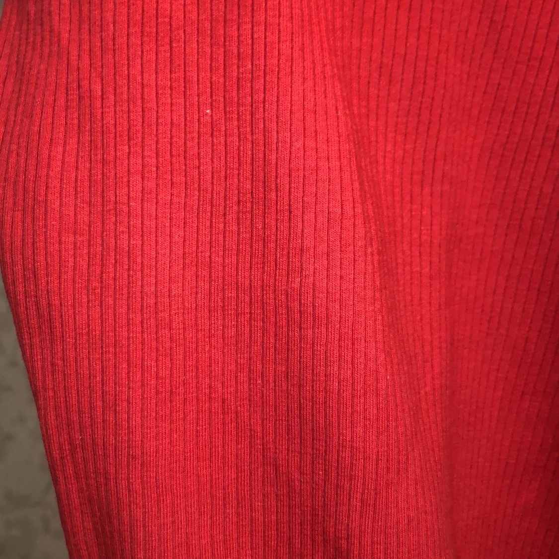 En röd tajt klänning utan armar  - 90