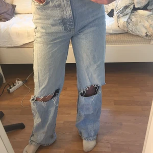 Vida jeans - Jätte snygga blåa jeans! Jag är 1.67 och dom är väldigt långa på mig!                                                              Använda ett par gånger men är i ganska fint skick.        Obs: dom är lite smutsiga längst ner, men skulle nog försvinna vid en starkare tvätt.💕