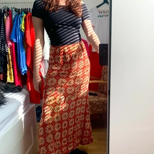 Långkjol - Sååå fint mönster! Det är ett lätt material som är perfekt till sommaren. Det är en igensydd reva (bild 3) men den är knappt märkbar! 💘 om många är intresserade kör vi budgivning!