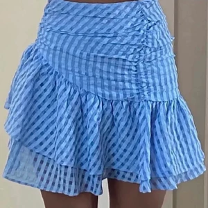 Blå hm kjol  - Säljer denna oanvända kjolen från hm, lapparna kvar. Det är storlek 40, passar 36-40 beroende på hur man vill att den ska sitta skulle jag säga. Jag har även funderat på att sy in kjolen, har testat att vika upp den vilket funkar super på mig som har 36. Nypris 400, köparen står för frakt! Budgivning vid fler intresserade. Privat budgivning pågår! 📌Högsta bud 370📌 bud måste höjas med minst 10kr: 