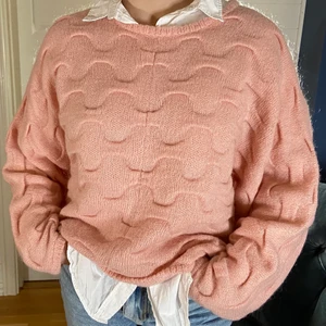 Stickad tröja, strl M - Säljer denna rosa stickade tröja då den inte kommer till användning. Använd fåtal gånger och är i bra skick. Jättefin att styla med vit skjorta som på bilden. Tröjan är köpt på Bik Bok. 💗💗💗