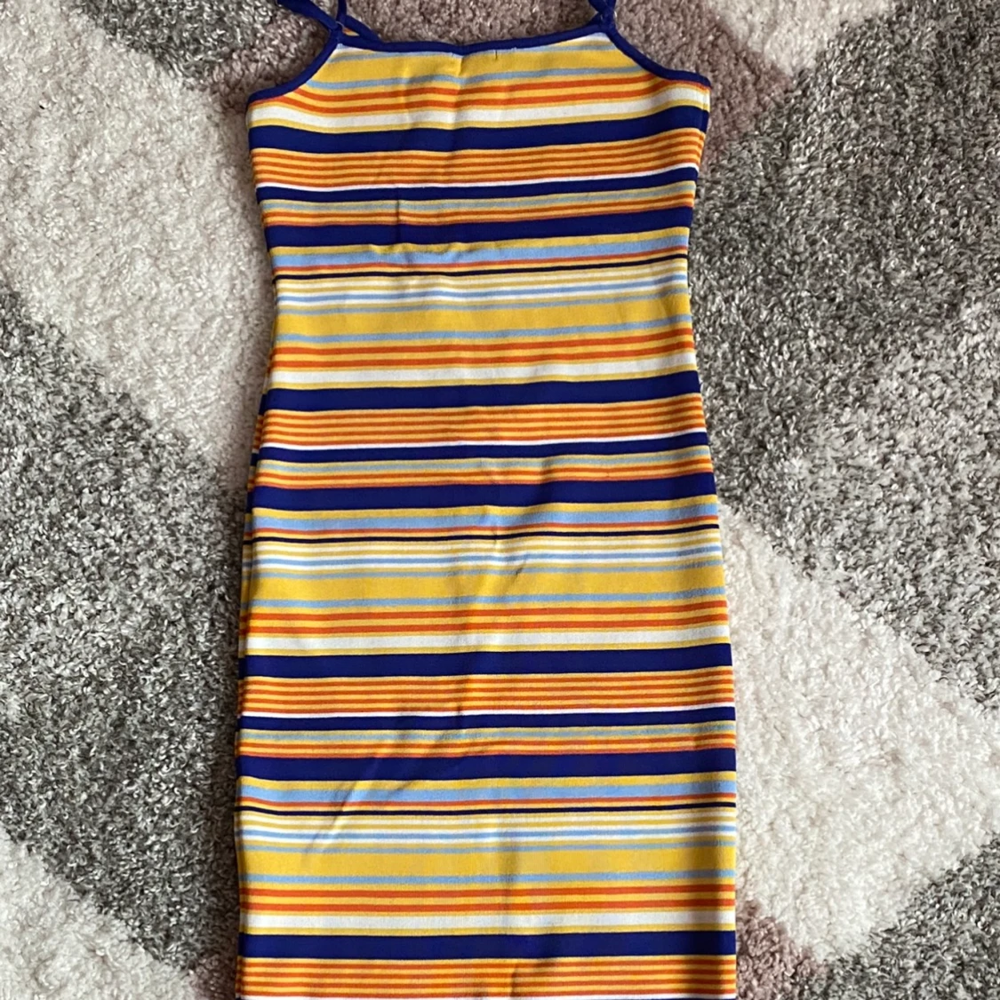 Färgglad maxiklänning med justerbara band