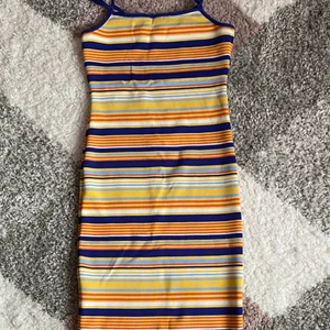 Färgglad maxiklänning med justerbara band  - Perfekt klänning till sommaren! Klänningen är stretchig och är av lite tjockare material så man kommer inte att se igenom 🤍 Använt en gång.