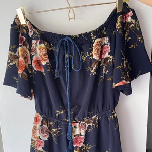 Sommrig jumpsuit - Blommig jumpsuit som man kan ha off-shoulder eller på axlarna. Jag vet faktiskt inte vart jag har köpt den. Storlek 38, men jag skulle definitivt säga att den är mer lik XS/S. Bra skick
