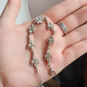 Sött armband montini - Ett sött litet silver armband från montini 17 cm (ej säker på metal) det glittrar dessutom väldigt fint 😊💕 20 kr + 12 kr frakt. skick är som i bilden 