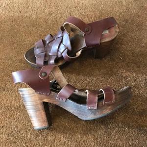 Träklackar från Zara i storlek 38 - Snygga träklackar från zara i storlek 38. Visst användningsslitage finns, men ändå i fint skick. Porto tillkommer. 