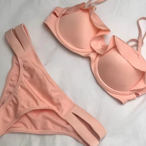 Rosa bikini 38 - Säljer ej separat! Rosa bikini, topp är balkongbh med söt detalj och underdel har ”cut outs” vid höften. Både underdel och överdel är UK10 (38). Skulle dock vilja påstå att dessa är 36-38, passar beroende på storlek på byst.