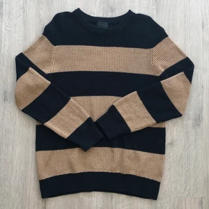 randig sweater från h&m oversized - brun och svart-randig stickad tröja från h&m. mysig och mycket bra skick, endast använd några få gånger :) storlek XL.