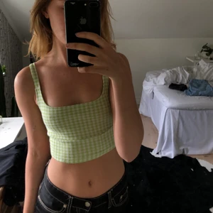 sötaste toppen från zara🍒💕 - Super söt och populär topp i från Zara!💕 storlek s. Så snygg till jeans eller en kjol till sommaren!