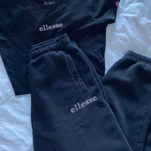mjukisset från ellesse i storlek XS/S - mjukisset från ellesse i storlek XS/S. topp i storlek S och byxor i storlek XS! skulle säga att byxorna är något åt det petite-hållet (jag är 156 och de är lagom långa på mig)! superskönt set