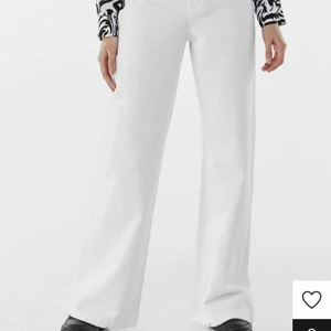 Vita jeans  - Ett par jätte fina vita jeans från Bershka i storlek 36! Inte alls genomskinliga och sitter som en smäck! Säljer då de är lite för stora för mig som pendlar mellan 34 & 36! Vit mer frågor kontakta mig!🤗