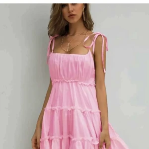 Rosa söt klänning!!!! - Säljer min jätte fina och söta klänning!!! Den är i jätte bra material och man kan justera passformen själv eftersom att man knyter banden på axlarna. Den har stretchigt material på toppen och är aldrig använd. Säljer den på grund av att den inte riktigt va min stil❤️