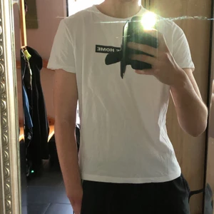 Diesel t-shirt - Diesel t-shirt i storlek S. Inga fläckar eller hål. Passformen liknar första bilden på mig (själv är jag 182 cm lång). 