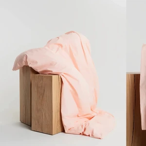 Beddsätt  - Säljer detta jättefina bäddsettet från ginatricot. Säljer då det dessvärre inte passade min inredning. Köparen står för frakten💕🥰 kuddfodral (50x60) påslakan (150x210) 100% organic cotton