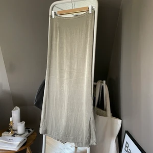 Lång kjol - Dragkedja där bak och slits 