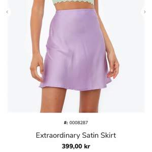 Säljer denna extremt fina satin kjol då den inte kommit till så mycket användning! Använd kanske 2 gånger och skicket är som nytt, frakten ingår i priset💕