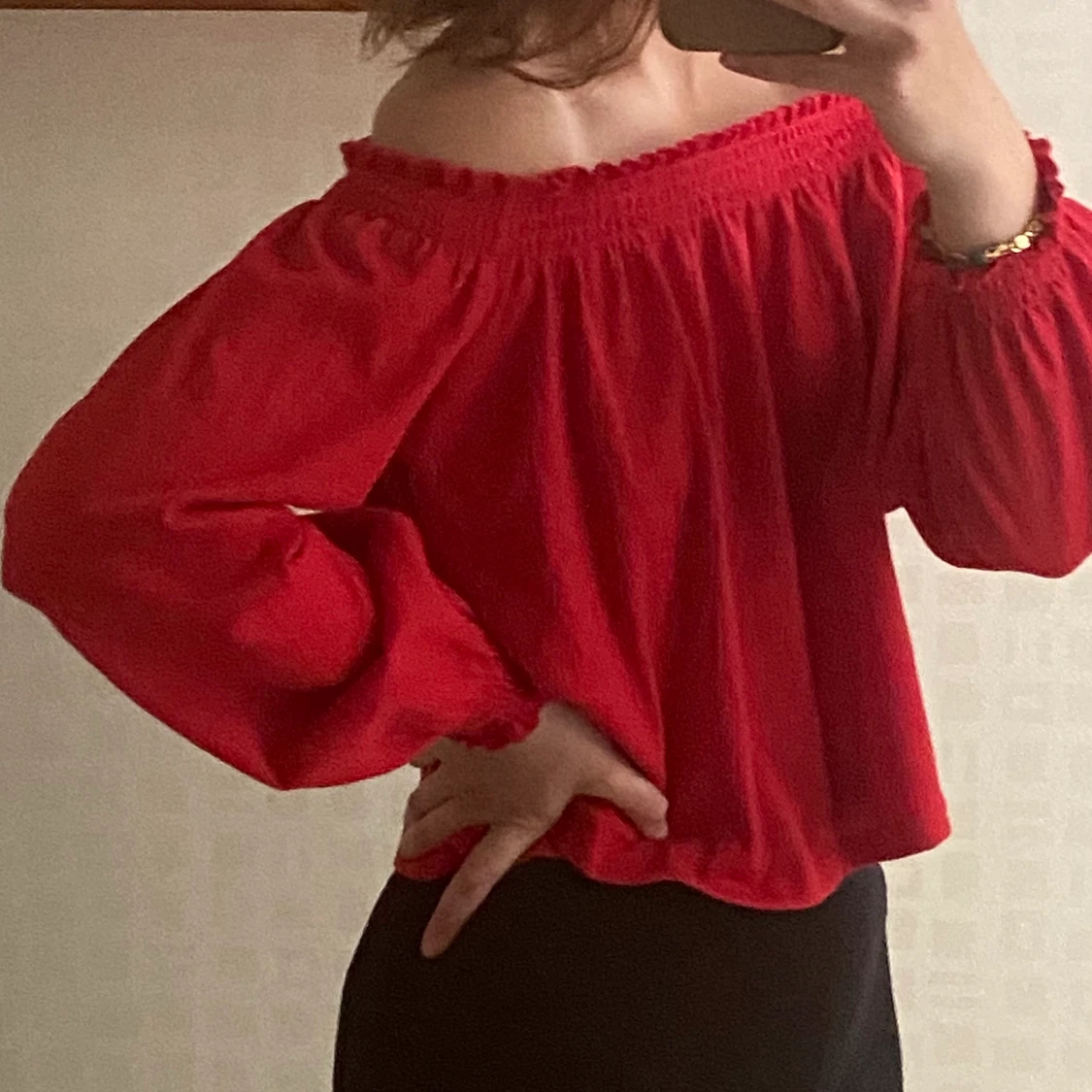 Röd of shoulder tröja