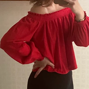 Röd of shoulder tröja - Knappt använd, frakt ingår inte, kan mötas i Uppsala