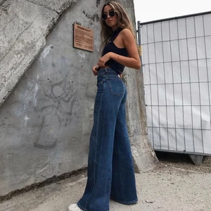 GANNI wide leg jeans - Jättefina wide leg jeans från Ganni köpta förra året, säljer då de är för stora för mig🌸🌺 nypris 1899kr. Bra skick, som nya! Kan mötas upp i Stockholm eller frakta!🥰🥰 