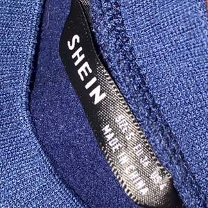 Jag säljer en tröja från shein för 150 kr + frakt. Den är i bra skick, använd ungefär en gång. Den är i stl XS/S.