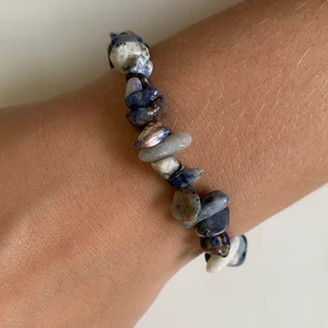 Superfint armband med blå stenar - Superfint armband med blå stenar. Passar superbra till jeans och går att matcha snyggt med andra smycken. Använd en gång. 40 kr exkl frakt. Kan mötas upp i Stockholm. Kan samfrakta om ni vill köpa fler saker av mig! Kontakta mig om ni har några frågor :)
