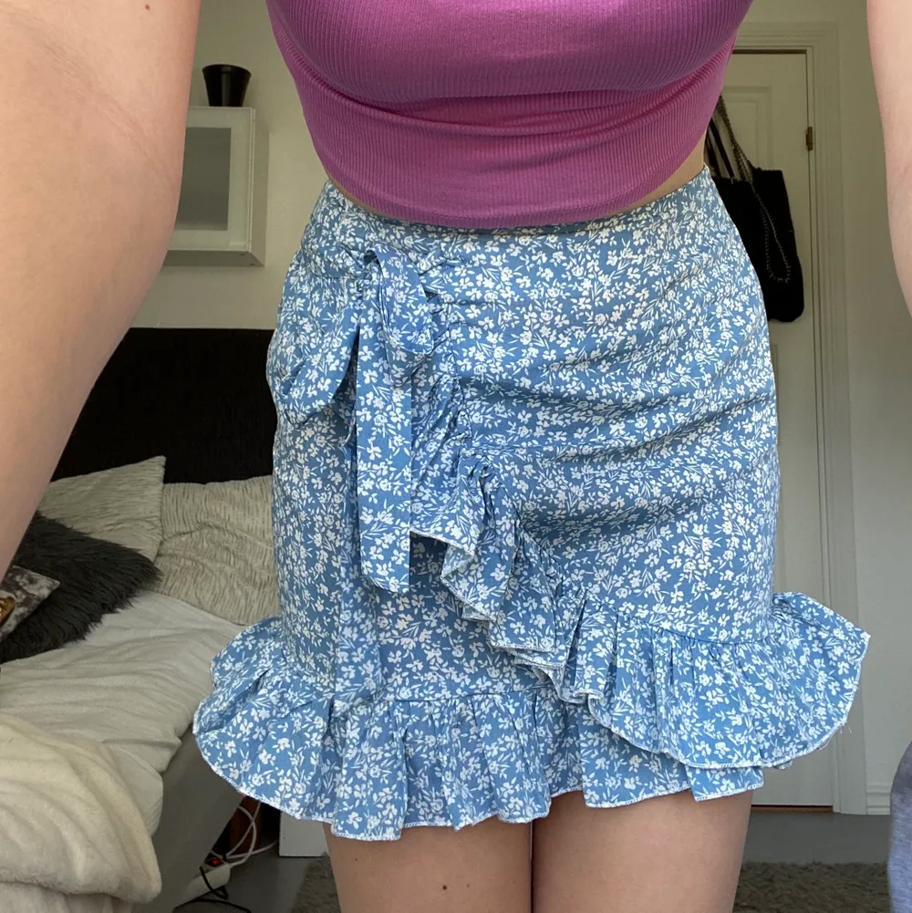 Ljusblå jätte fin kjol! Perfekt till sommaren. Det är en fejkknytning där fram och en liten dragkedja där bak. Den är aldrig använd, helt ny. Pris kan diskuteras. Kjolar.