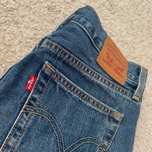 Levis Jeanse Kjol  - Levis Jeanse Kjol Extremt bekväm och super fin. Säljs pga för liten :(. Pris kan diskuteras😄