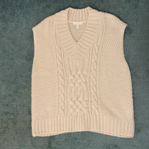 Slipover - Slipover kabelstickad. Mycket populär. Storlek: S