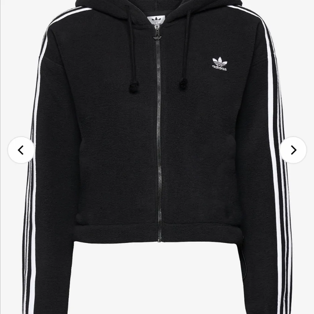 Adidas hoodie zip, ungefär en sån som på bilden, i fint och bra skick, hör av er för fler bilder, storlek M men passar oxå S. Hoodies.