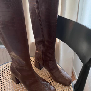 Bruna boots  - Säljer dessa snygga klackar från zalando, pga aldrig använder. Strl 41 men ganska små i storleken.Endast använda 1 gång, köpare står för frakt🌸