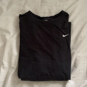 Nike t-shirt  - Äkta Nike t-shirt. Säljer pga använder ej. 100 kr inkl frakt