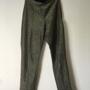 Glittriga byxor, strl 38 - Glittriga byxor i skönt material från Indiska. Frakt ingår ej i priset. 