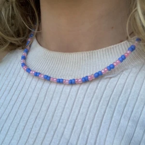 Handgjorda halsband - Handgjorda halsband 25kr st❤️❤️ superfina till sommaren. De två första är gjorda i fiskerådet och stängs med et spänne i nacken medan den sista är i elastisk nylontråd💓💓