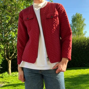 Röd jacka - Röd jacka i storlek L. 63 cm lång/ 54 cm bred.