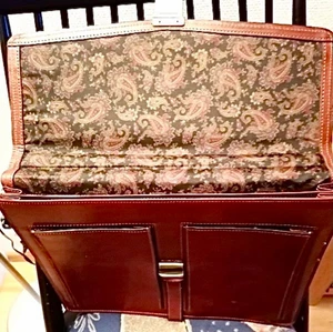 Portfölj rivello. .  - Portfölj  splitterny. Rivello tillverkas i Toscana av finaste kalvlöder . Mycket exklusiva mått 40*30*16.  Klädd med fint tyg inuti. På utsidan finns ett stort fack. Inuti 3 fack. Nypris 3699kr. . 