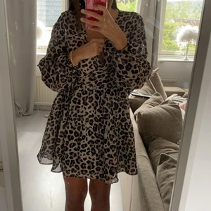 Leopard klänning - Säljer då jag tycker den är lite för uringad för min smak, storlek 38 mwn passar även 34