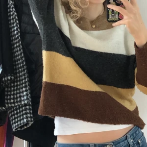 Randig stickad tröja - En randig tröja från H&M. Jätte bekväm😊 skriv till mig för fler bilder eller frågor😊