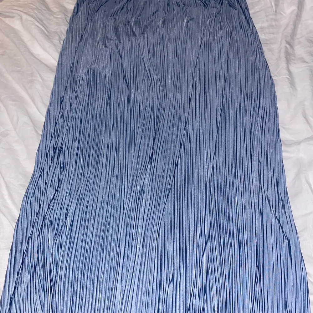 Jättefin kjol från Samsoe. Använd endast två gånger så den är i bra skick. Köparen står för frakt. Den är storlek L men passar allt ifrån S-XL! Pris går att diskutera🦋. Kjolar.