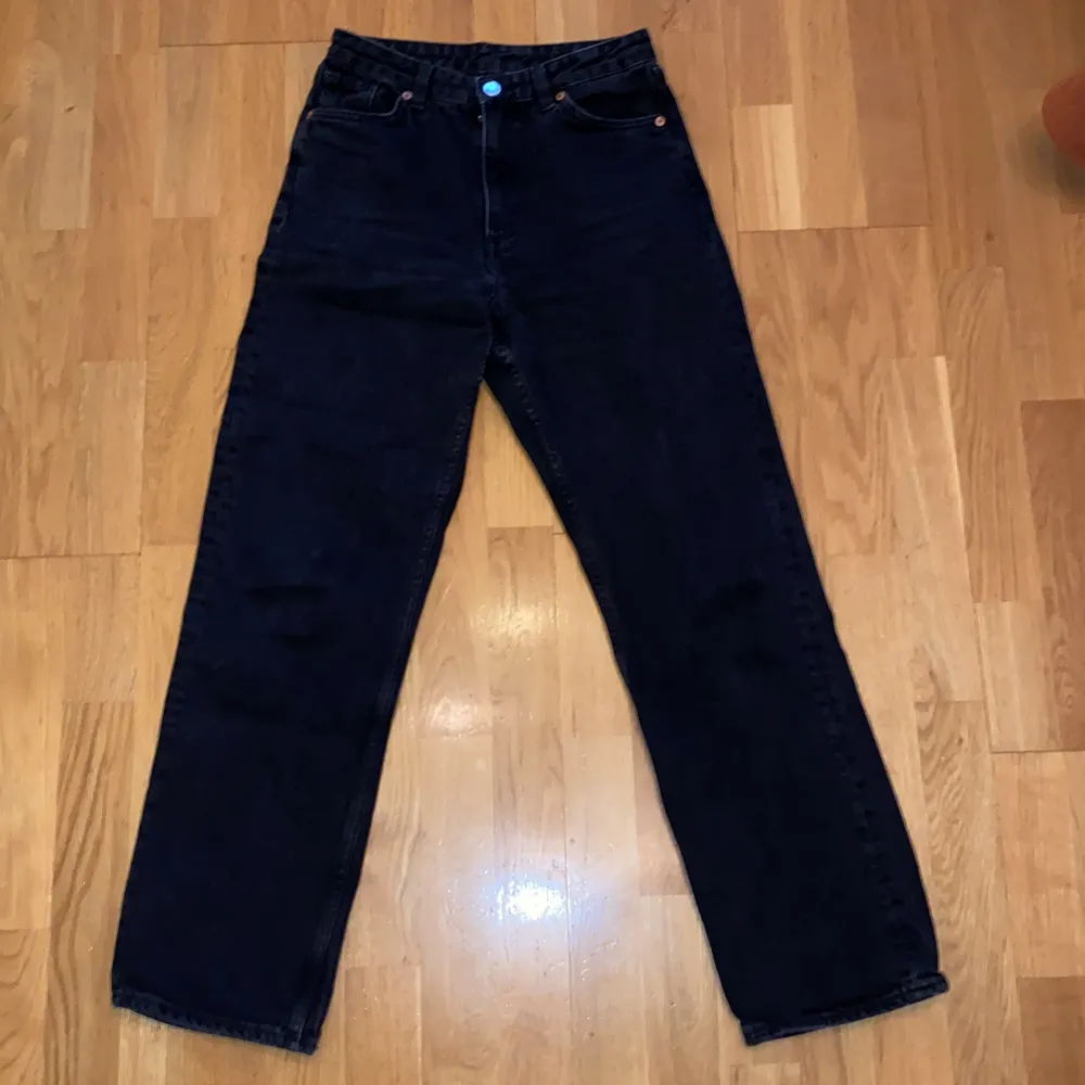 Svarta straightleg jeans. Mötas eller frakt mot avgift . Jeans & Byxor.