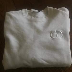 Äkta och otroligt fin Christian Dior Sweatshirt i storlek L, men passar som en större S/M. Ordinarie pris är runt 6000kr. Använd en handfull gånger men passformen passar inte mig