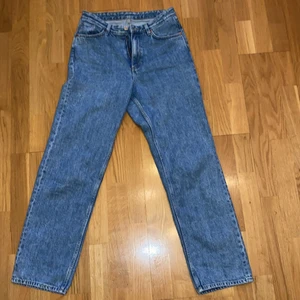Jeans - Straightleg jeans i en fin blå wash. Mötas eller frakt mot avgift 