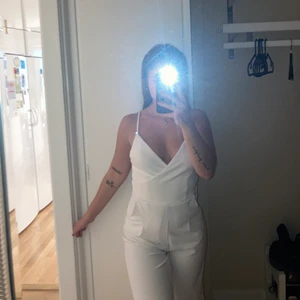 Bodysuit  - Supersöt byxdress från BikBok med djup rygg och dragkedja i ryggen. Det är trekvarts byxor. Den är nopprig på ena sidan benet tyvärr, men går absolut att använda ändå. Passar en xs/s