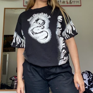 Oversized tshirt - Ascool oversized tshirt med flames. Denna är så så najs men får inte plats i min garderob längre så säljer den❤️ passar på alla storlekar för en oversized fit