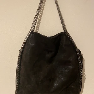 Svart väska - Svart väska med silvriga detaljer. Perfekt som skolväska. Liknande Stella McCartney. 