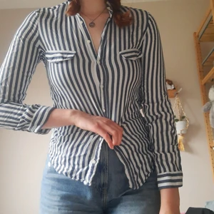 Skjorta från Zara Strl S - Skjorta från Zara. Är för liten för mig. Ger mig alltid Noora vibes. 