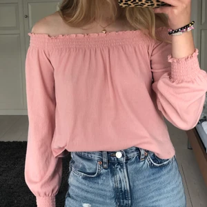 Rosa blus - En väldigt simpel men fin blus från H&M. Passar vid alla olika tillfällen 🥰 Storlek: S