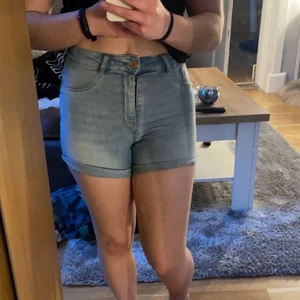 jeansshorts - säljer mina ljusblåa högmidjade jeansshorts från Gina Tricot för att dom inte kommer till användning. jättefina och sköna, perfekta till sommaren! köparen står för frakten<3