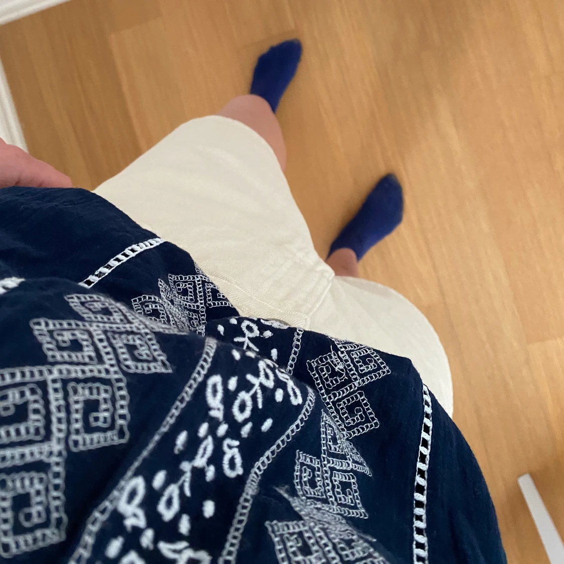 Marinblå och vit blus från svea - 91