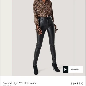 ”Skinn” byxor från NA-KD storlek XS - Endast testad, då dom var för små runt höfterna.