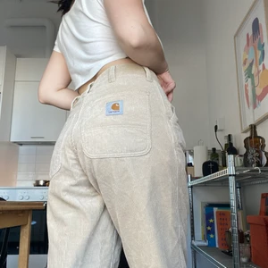 Carhartt WIP manchesterbyxor  - Beigea manchesterbyxor från carhartt WIP som tyvärr inte kommer till användning. Använda en fåtal gånger men utan slitage och fläckar, verkligen i jättefint skick. Storlek 28 waist och 32 lenght. Säljer för 400kr med frakt inkluderat 🤍🤍